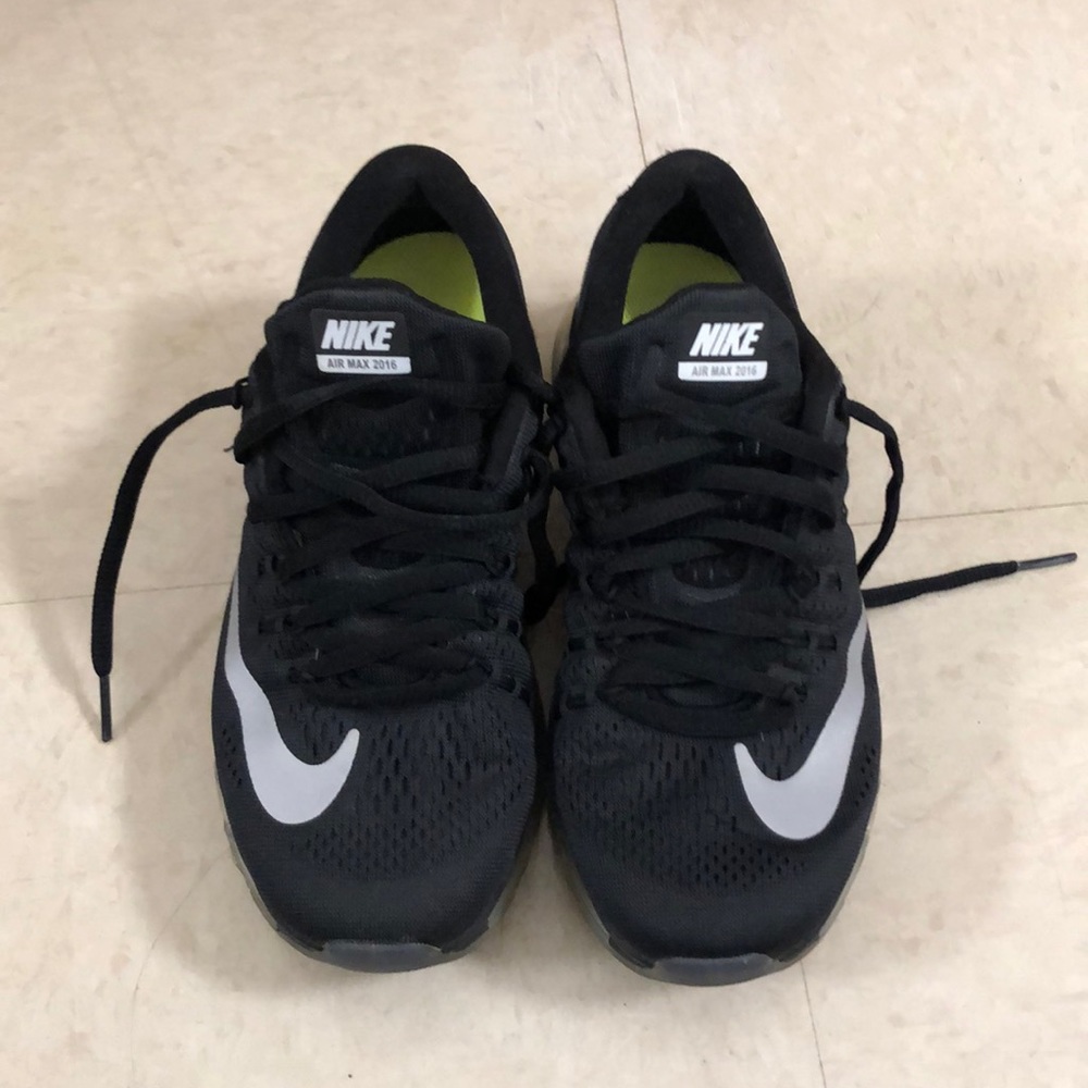 Black Nike Air max 2016